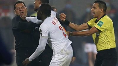 مشاجرة بين كاسونجو ومحلل الفيديو بالأهلي بعد انتهاء المباراة | صور