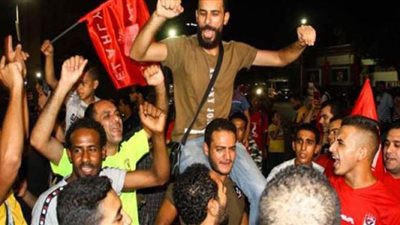 جماهير الأهلي تستوقف أتوبيس اللاعبين على كوبري أكتوبر للاحتفال بالأميرة الأفريقية | فيديو