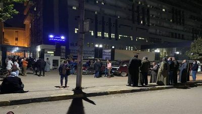 أسرة نائب بنها ضحية الكورونا تودعه من خارج أسوار المستشفى