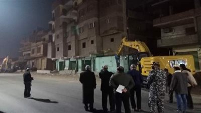 إزالة منزل متصدع بقرية السفاينة بطوخ وإخلاء جزئي للطريق الزراعي