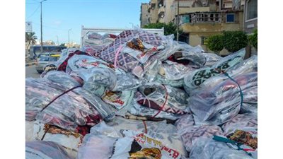 نائب محافظ الإسكندرية تقدم مساعدات لمتضرري الأمطار بعزبة الشامي