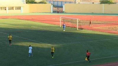 المقاولون يتقدم على أرتا سولار بهدف من نيران صديقة في الشوط الأول