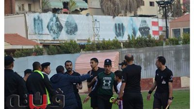 حكم مباراة بلدية المحلة وبني عبيد يخرج في حراسة الشرطة | صور