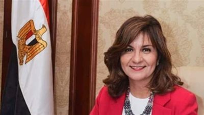 السفيرة نبيلة مكرم للمصريين بالخارج: علموا أولادكم 