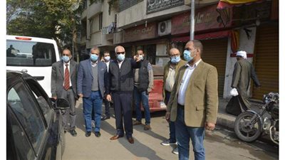 محافظ الجيزة ينذر مسئولى أحياء الدقى والعجوزة لتدنى مستوى النظافة