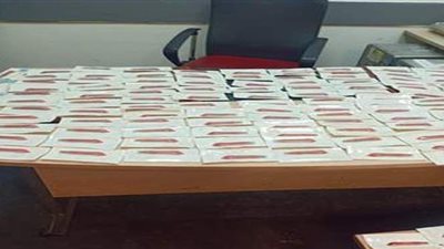 القبض على راكب حاول تهريب 242 دبوس تكميم معدة حول جسده بمطار القاهرة | صور