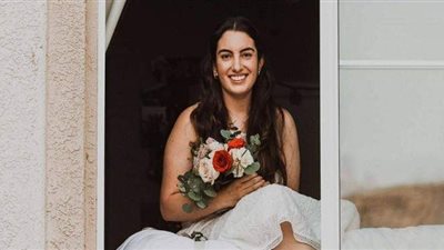 أمريكيان يتزوجان عبر النافذة في ظل فيروس كورونا