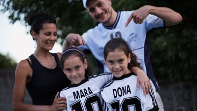 توأمان تتشاطران اسم أسطورة كرة القدم في الأرجنتين 