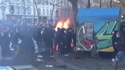 إصابة 37 شرطيا جراء الاحتجاجات المنددة بقانون الأمن الشامل في فرنسا