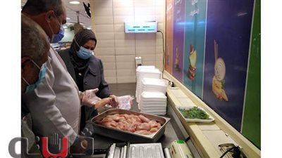 إعدام مواد غذائية متنوعة غير صالحة بالمنصورة | صور