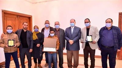 محافظ أسيوط يكرم شاعرين فازا  بجوائز دولية