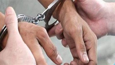 ضبط عاطل وربة منزل أثناء ترويج المخدرات بقها والخانكة