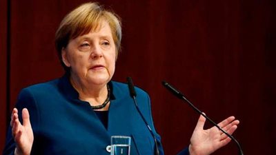 ميركل تحذر من تأثير معايير العوادم الصارمة بالنسبة لقطاع صناعة السيارات