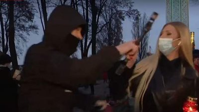 مجهول يصفع مراسلة أثناء البث المباشر في أوكرانيا | فيديو