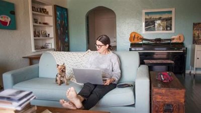 لتجنب آلام الظهر.. نصائح مهمة للعمل من المنزل بأمان في ظل كورونا