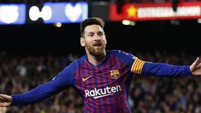 ميسي يسجل على طريقة مارادونا ويحتفل بقميصه