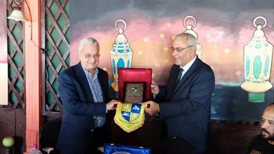 محسن صلاح  يهدي سفير مصر في جيبوتي درع نادي المقاولون | صور