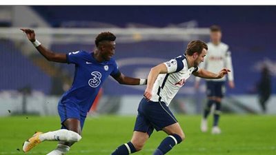 توتنهام يبقى في صدارة الدوري الإنجليزي بتعادل سلبي مع تشيلسي