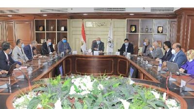 محافظ بني سويف يناقش المسودة النهائية للإستراتيجية  التنمية الاقتصادية