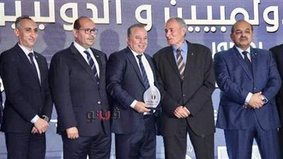 شوقي غريب أفضل مدير فني للعبة جماعية في حفل جوائز الأفضل باللجنة الأولمبية