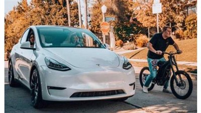 قدرات الدراجات الكهربائية أمام سيارة تيسلا | فيديو