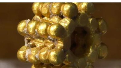 طفل يعثر على تحفة ذهبية عمرها 3 آلاف سنة بالقدس