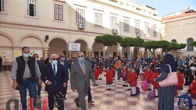 محافظ بورسعيد يشهد طابور الصباح بمدرسة ويشيد بالإجراءات الاحترازية | صور