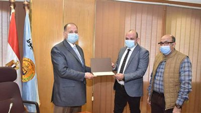 محافظ أسيوط يناقش مشكلات مركز  منفلوط.. ويكرم شابا لمشاركاته المجتمعية ​