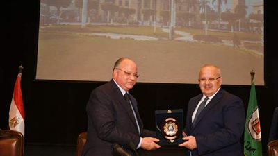 خالد عبد العال يهدي درع المحافظة لرئيس جامعة القاهرة