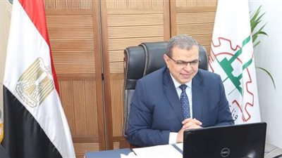 الإمارات: تعطُّل العمل في أي منشأة لا يُجيز وقف أجور العمال