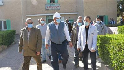 محافظ الوادى الجديد يوجه بالبدء في تنفيذ إقامة مراكز تجميع الألبان