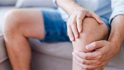 أستاذ جراحة عظام يحذر من زيادة معدلات الإصابة بخشونة المفاصل