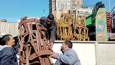 كلبشة سيارات المعارض المتعدية على حرم الطريق في العجوزة | صور