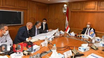 محافظ قنا يناقش البدء في تنفيذ الكوبري العلوي بالرياح وكوبري المشاة | صور