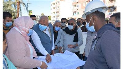 محافظ الوادي الجديد يتابع سير العمل بمشروع تركيب الغاز الطبيعي بمدينة الخارجة