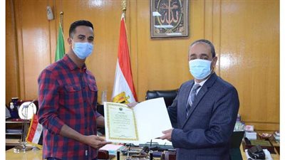 محافظ الإسماعيلية يكرم صاحب  أعلى قفزة خارج الماء في العالم | صور