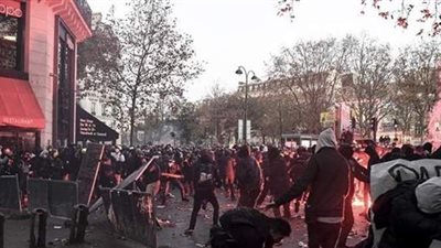 الحكومة الفرنسية تسقط مشروع قانون يمنع تصوير ضباط الشرطة