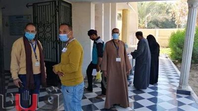 الكشف على عشرات المرضى بقافلة صحية في قرية الطود غرب بالأقصر | صور