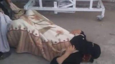 وسط تضارب التصريحات.. تفاصيل ولادة سيدة بالشارع بعد منع دخولها مستشفى بأسيوط دون كمامة