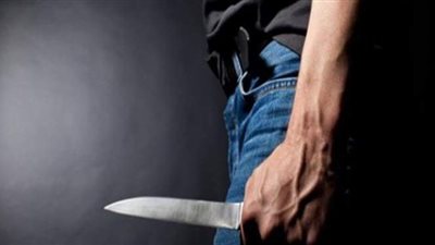 أصابته حالة هياج.. مريض نفسي يعتدي على المواطنين بـ