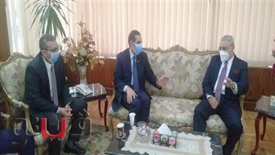 محافظ الغربية ونائبه يهنئان رئيس جامعة طنطا الجديد | صور