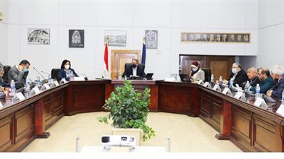 وزير السياحة والآثار يناقش معوقات التدفق  وأزمات المستثمرين