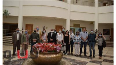 في لقاء مع المحافظ.. وفد إعلامي صربي يشيد بإجراءات كورونا في البحر الأحمر | صور