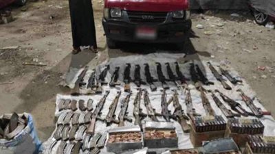 ضبط  49 قطعة سلاح و13 ألف طلقة داخل سيارتين بالمنيا
