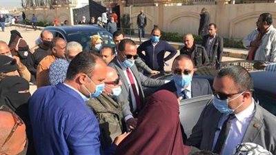 محافظ الإسكندرية يتوقف بسيارته للاستماع لشكاوى المواطنين