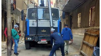 مياه أسيوط تشن حملة تطهير شبكات الصرف الصحى| صور