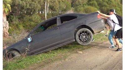 بريطاني يلقى سيارة 