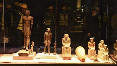 الآثار تنقل سجادتين وقطع خزفية لأنماط الحياة اليومية لمتحف العاصمة الإدارية