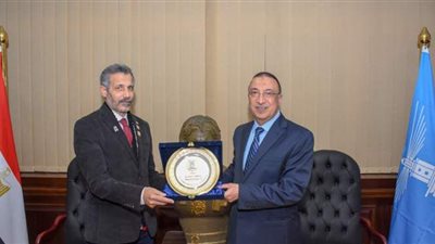 محافظ الإسكندرية يكرم مدير 