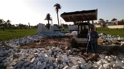 إزالة 17 حالة تعد بقرية اسمو العروس  بالمنيا